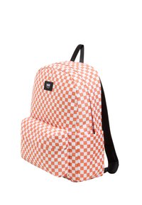 Sac à dos à motif à carreaux orange et blanc, avec un grand compartiment principal, une poche frontale et des bretelles et accents noirs.