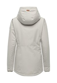 Jasnoszara, kurtka z kapturem o gładkiej teksturze, z zamkiem błyskawicznym, bocznymi szwami i metką marki na plecach. Posiada elastyczne mankiety.