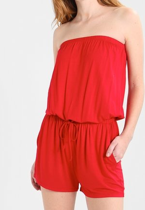 Combinaison rouge bustier en tissu léger. Comprend un haut élastique, une taille à cordon de serrage et des poches latérales pour plus de praticité.
