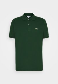 Polo shirt vert foncé en coton, avec un col classique, une patte de boutonnage à deux boutons et un petit logo brodé sur la poitrine gauche.