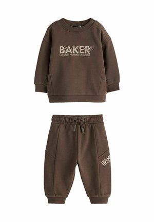 Sweat-shirt marron à manches longues et pantalon assorti avec taille élastique, cordon de serrage et texte "BAKER London United Kingdom" sur la poitrine et la jambe.