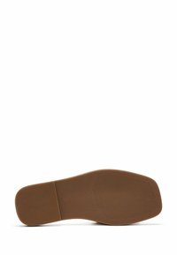 Brun gummisul med texturerad yta och horisontella spår. Släta kanter och rundad form. Inga synliga varumärkesmärken.