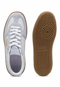 Sneaker in suede grigio chiaro e synthetic bianco con lacci bianchi, suola in gomma con patter circolare, marchio Puma di lato.