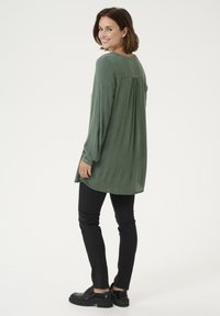 Kaffe KAAMBER V-NECK - Tunika - garden topiary