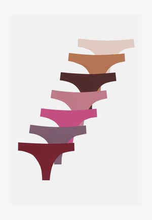 Set van zeven stringonderbroeken in verschillende kleuren: beige, bruin, roze, paars en bordeaux. Gladde stof en minimalistisch ontwerp.