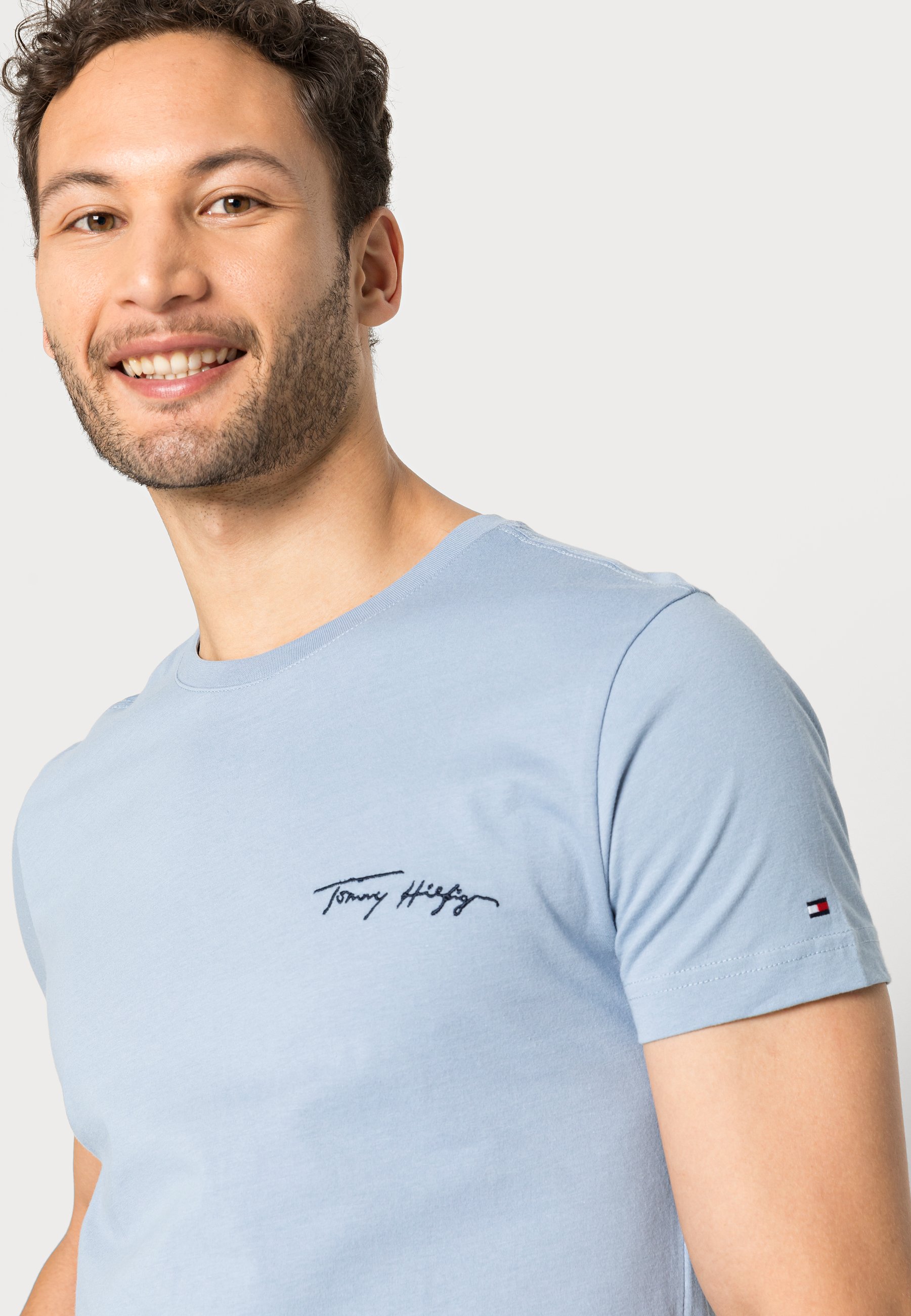 Tommy Hilfiger SIGNATURE FRONT LOGO TEE 