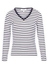 Långärmad V-ringad topp i vitt med svarta ränder, med en texturerad halsringning prydd med prickar. Mjukt, figursytt tyg.