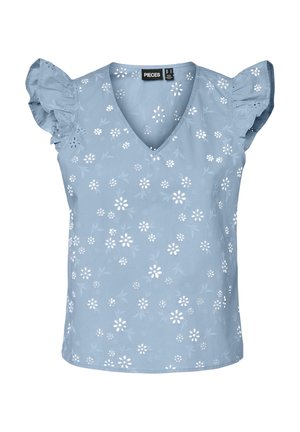 Svijetloplava bluza bez rukava s naboranim ramenima, V-izrezom i bijelim izvezenim cvjetnim uzorkom po cijeloj površini.