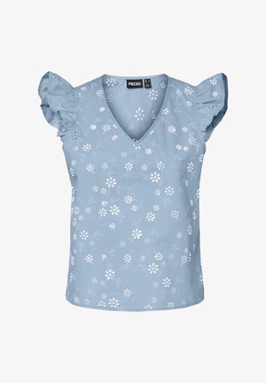 Svijetloplava bluza bez rukava s naboranim ramenima, V-izrezom i bijelim izvezenim cvjetnim uzorkom po cijeloj površini.