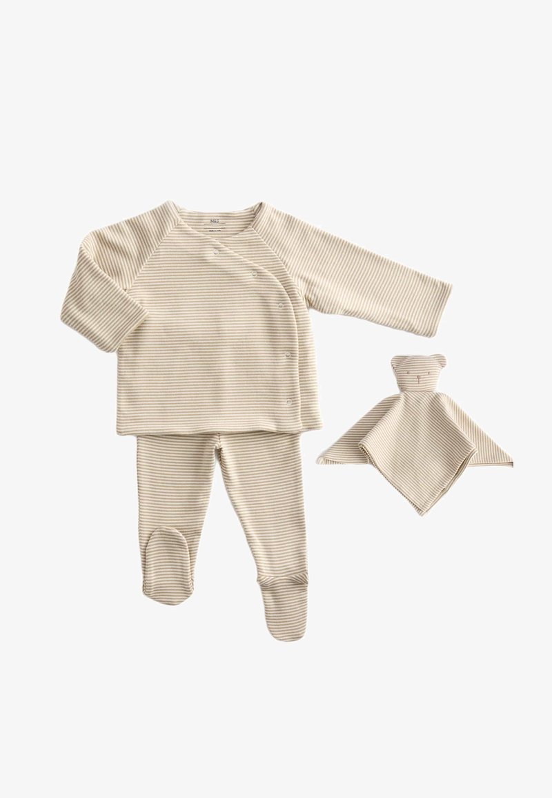 Completo per bambino con maglia a manica lunga e pantaloni con piedini a righe beige e bianche con bottoni a pressione laterali, abbinato a una copertina di sicurezza a forma di orsetto.