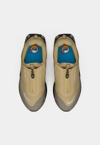 Par de sapatilhas Nike Air Max em bege e cinza com fechos de correr em cima e palmilhas azuis, vistas de cima sobre fundo branco.