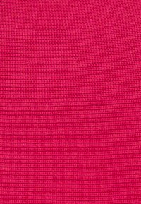 Tessuto texturizzato di un vivace rosa, con un motivo a trama stretta e linee verticali. Il materiale appare resistente e leggermente elastico.