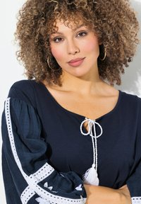 Ulla Popken TEXTURED EMBROIDERED LONG SLEEVE - Camicetta - marine