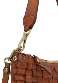 Borsa in pelle marrone con trama intrecciata, hardware in ottone e una cerniera. Presenta una tracolla rimovibile e accenti metallici decorativi.