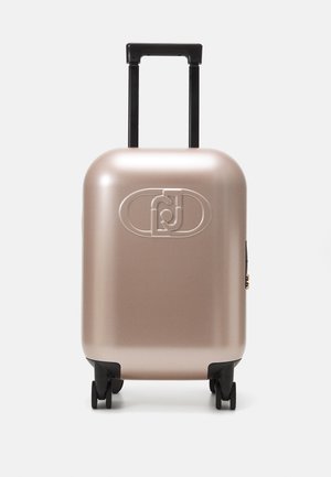 Harde koffer in metallic roségoud met een gladde afwerking, voorzien van een verlengbare zwarte handgreep en vier zwarte wielen voor mobiliteit.