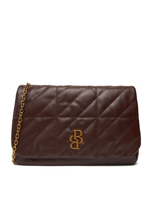 Braune gesteppte Leder-Umhängetasche mit goldener Kettenriemen und goldfarbenem, dekorativem ineinandergreifendem "BB"-Logo auf der Vorderklappe.