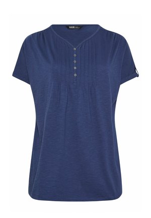 Donkerblauwe blouse met korte mouwen, V-hals, vijf knopen aan de voorkant en subtiele verticale plooien onder de halslijn.