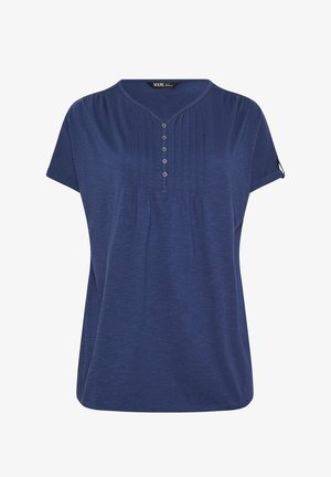 Donkerblauwe blouse met korte mouwen, V-hals, vijf knopen aan de voorkant en subtiele verticale plooien onder de halslijn.