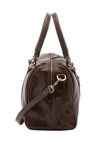 Bruine leren sporttas met een afgeronde vorm, dubbele handvatten aan de bovenkant en een afneembare schouderband, met een gouden rits en hardware.