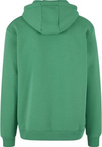 Felpa verde con cappuccio regolabile, realizzata in tessuto morbido. Presenta polsini e orlo a costine, con un design semplice e senza ricami.