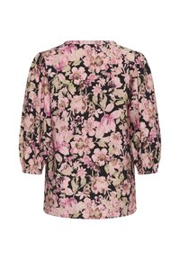 Μαύρο μπλουζάκι με ροζ και μπεζ floral σχέδιο, μανίκια τριών τετάρτων με φουσκωτό στυλ και ελαστικές, σούρες στα μανίκια, εμφανίζεται από πίσω.