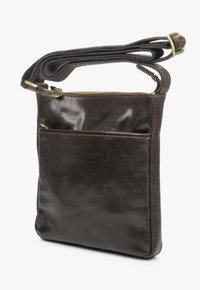 Hnědá kožená krosbody taška se zipovým víkem, vnější kapsou a texturovaným povrchem. Nastavitelný popruh s mosaznými prvky.