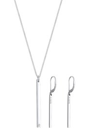 Sølvsmykke med en tynd stavvedhæng og matchende øreringe med dråbeform, med en poleret finish og minimalistisk design.