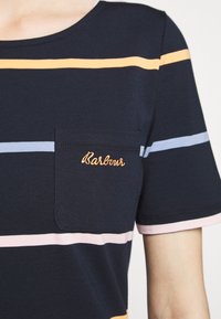 Granatowa koszulka z krótkim rękawem z poziomymi paskami w jasnoniebieskim, brzoskwiniowym i różowym kolorze. Zawiera kieszeń na piersi z haftowanym napisem "Barbour".