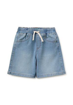 Short en denim bleu clair avec ceinture élastique et cordon blanc, avec poches avant et détails de couture décontractés.
