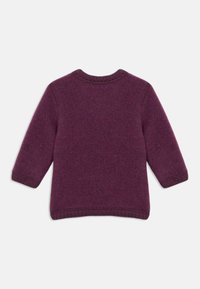 Ljubičasti vuneni džemper s okruglim izrezom, rebrastim manžetnama i rubom. Ima teksturiranu pletenu završnu obradu i duge rukave.