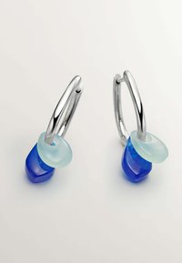 Pendientes de aro de plata con dos acentos de vidrio coloridos: azul claro y azul oscuro, con texturas suaves y formas geométricas.