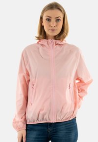 Giacca a vento rosa chiaro con cappuccio, zip frontale completa, polsini elastici e due tasche laterali con cerniera. Tessuto liscio e leggero.