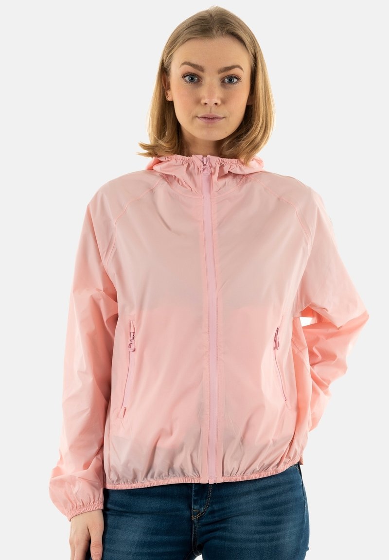 Giacca a vento rosa chiaro con cappuccio, zip frontale completa, polsini elastici e due tasche laterali con cerniera. Tessuto liscio e leggero.