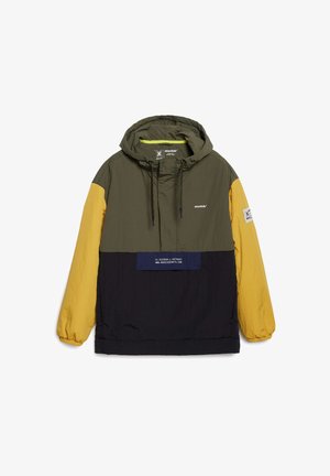 Veste à capuche légère avec un corps vert olive, des manches jaunes et un bas noir. Comprend un patch avec du texte sur le devant.