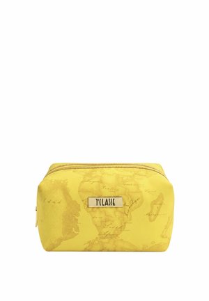 Borsa cosmetica gialla con stampa di una mappa vintage e una targhetta metallica rettangolare con la scritta "1ª CLASSE" sul davanti.