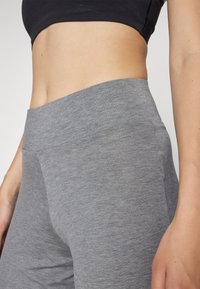 Yogasearcher RAVANA FLOWY PANTS - Tepláky - grey