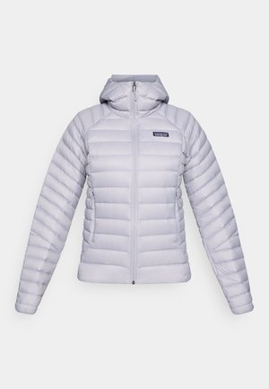 Puffjacka i ljusgrått med huva, med horisontellt quiltat mönster, framdragkedja och sidofickor. Ikonisk logotyp på bröstet.