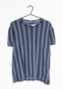Modré pruhované tričko vyrobené z bavlny, s alternativními tmavými a světle modrými vertikálními pruhy, krátkými rukávy a kulatým výstřihem.