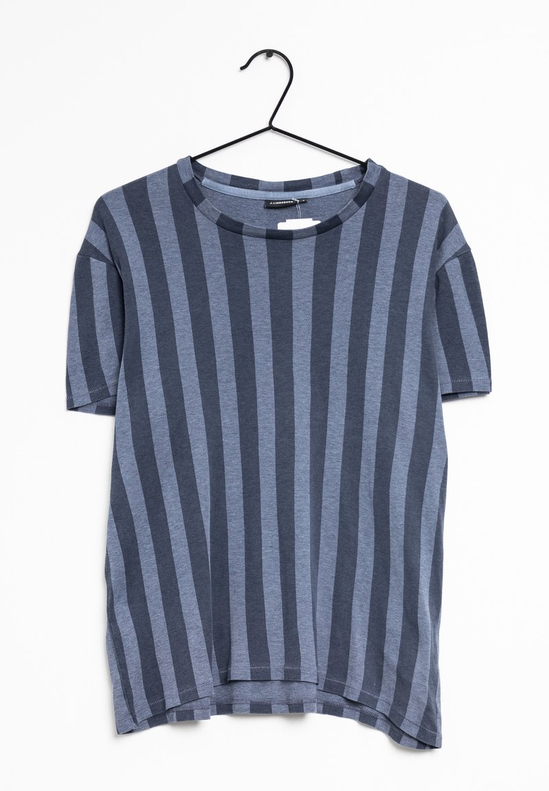 Modré pruhované tričko vyrobené z bavlny, s alternativními tmavými a světle modrými vertikálními pruhy, krátkými rukávy a kulatým výstřihem.
