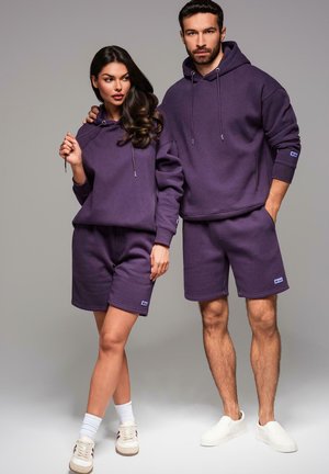 Paarse katoenen sweatshirt en shorts set, met een relaxte pasvorm, een trekkoordkap, en ribgebreide boorden, met een klein logo-label op de shorts.