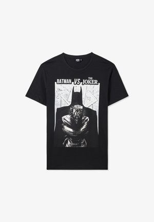 T-shirt in cotone nero con una stampa grafica di Batman e il Joker, accompagnata da un testo bianco a contrasto che recita "BATMAN VS IL JOKER."