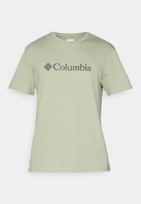 Světle zelené tričko s krátkým rukávem a kulatým výstřihem vyrobené z měkké látky, s výrazným tmavě šedým logem "Columbia" přes hrudník.