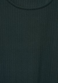 Tummanvihreä uritettu kangas, jossa on sileä rakenne, pyöreä pääntie ja pystysuuntainen raidoitus.