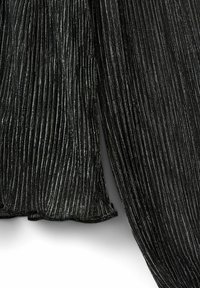 Čierna skladaná tkanina s metalickými vláknami, vytvárajúca textúrový, trblietavý vzhľad. Okraje sú jemne vlnité, čo zvyšuje tok.