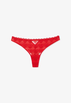 Czerwone stringi z koronki z falowanym brzegiem, przezroczystą teksturą i geometrycznym wzorem na całej powierzchni. Minimalistyczny design z cienkimi paskami.