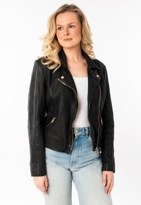 Zwarte leren motorjack met een strakke pasvorm, asymmetrische ritsluiting en ritszakken aan de zijkant. Geschikt voor een gladde textuur met gouden hardware.