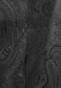 Fekete, mintás szövet, amely bonyolult paisley és virágmintákat tartalmaz, különböző fényességi szintekkel rendelkező, texturált felülettel.