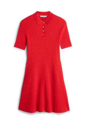 Crvena teksturirana polo haljina s kratkim rukavima, ovratnikom, pet prednjih gumba i malim logom na prsima, duljine do koljena i A-kroja.