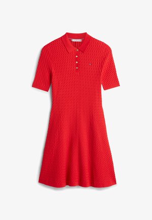 Rode gestructureerde polo-jurk met korte mouwen, kraag, vijf knopen aan de voorkant en klein logo op de borst, knielengte en A-lijn.