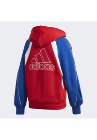 Sudadera con capucha roja y azul con acentos blancos. Presenta un prominente logo blanco de adidas en la espalda. Hecha de una tela suave y texturizada.